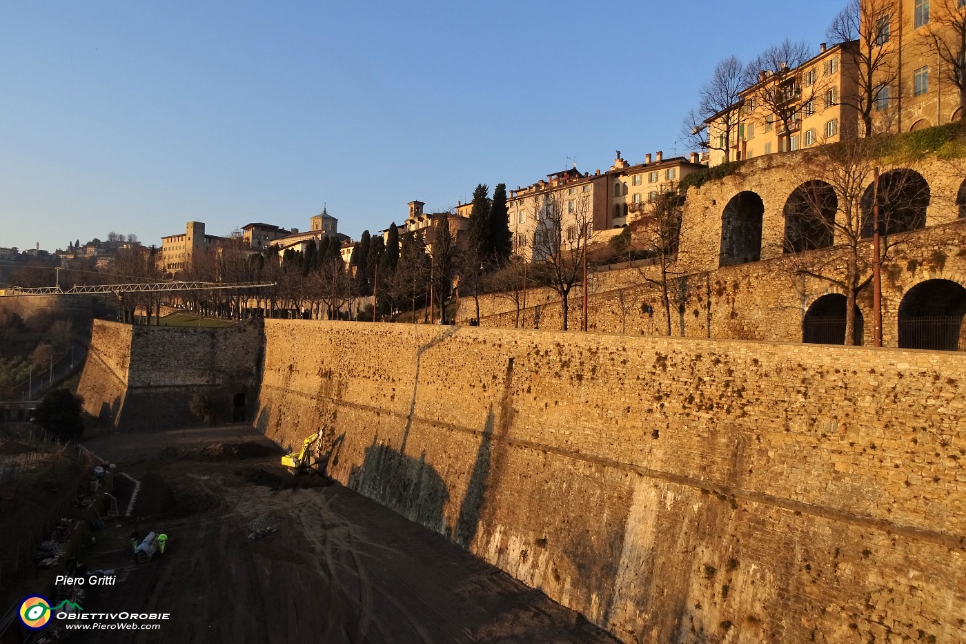 90 Lavori in corso sotto le mura venete.JPG